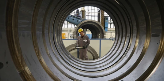 Ein Siemens-Arbeiter untersucht das Gehäuse einer Gasturbine im Siemens-Gasturbinenwerk.
Foto: Siemens AG